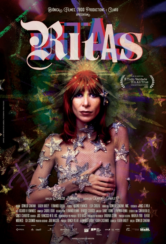 Cartaz de divulgação do filme. No centro da imagem, Rita Lee está em pé, voltada para a frente e vista da cintura para cima. É uma mulher branca e magra, de cabelos longos e lisos, tingidos em ruivo e sardas no rosto. Ela usa um macacão transparente, decorado com diversas estrelas brilhantes que cobrem partes do corpo, inclusive os seios. A mão esquerda está apoiada sobre o peito. No rosto, os olhos estão delineados com maquiagem escura. O fundo do cartaz tem aparência artística e abstrata, composto por traços, respingos e manchas em tons de verde, dourado, roxo e azul. Sobre a cabeça de Rita Lee, há um brilho dourado em formato circular. Na parte superior do cartaz, está o título, em letras grandes, com contorno branco e preenchimento em vermelho e azul sobreposto: “Ritas”.