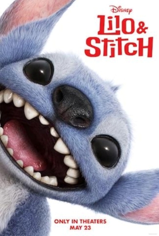 Cartaz de divulgação do filme. A imagem mostra uma ilustração em 3D do personagem Stitch. Ele é uma criatura azul, peluda, com orelhas grandes, olhos pretos e brilhantes, nariz arredondado e preto. Está inclinado na diagonal a partir do canto inferior esquerdo. O rosto toma quase todo o cartaz e a boca está aberta, com os dentes brancos e pontiagudos e língua avermelhada à mostra. A parte interna das orelhas é rosada. O fundo do cartaz é branco. No canto superior direito, em letras vermelhas, o título: 