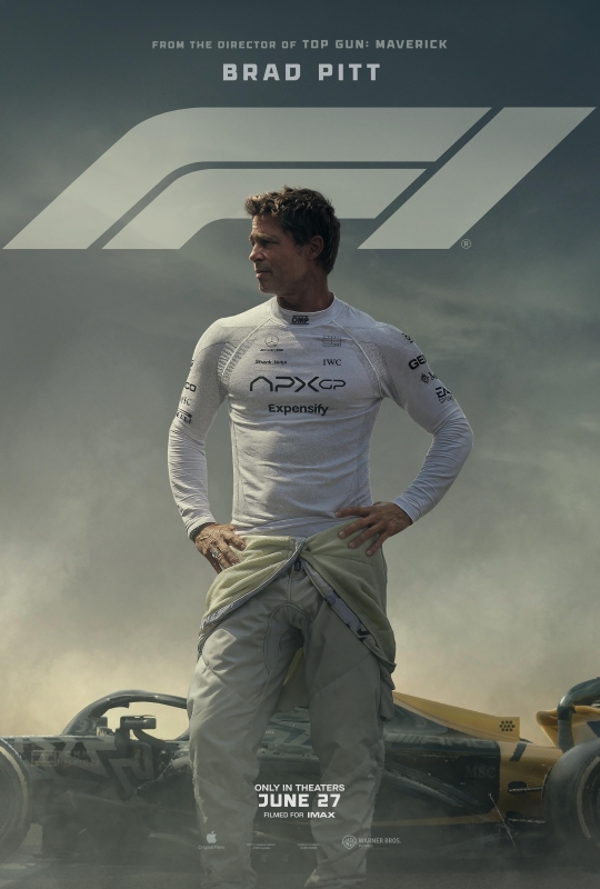 Cartaz de divulgação do filme. Na parte superior, o título em letras grandes e em itálico: “F1”. Logo acima, o nome “Brad Pitt”. Na parte central do cartaz, um homem branco de cabelos castanhos curtos aparece em pé, com as mãos na cintura e olhando para a esquerda. Ele usa uma camiseta branca justa de mangas compridas e com logotipos diversos. Está com um macacão cinza, abaixado até a cintura. Ao fundo, um carro de Fórmula 1 com detalhes amarelos e pretos está em meio à uma leve fumaça.