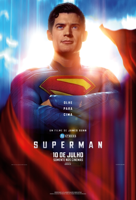 Cartaz de divulgação do filme. Visto da cintura para cima, Superman aparece de braços cruzados, com um discreto sorriso e olhar levemente voltado para cima. Ele é branco, de cabelo preto. O traje é azul com textura pontilhada e o símbolo do “S” no peito, em vermelho com contorno amarelo. A capa vermelha está esvoaçada nas laterais. Está envolto por feixes de luz em tons claros de vermelho, roxo e branco. Na parte central do cartaz, em pequenas letras brancas: “Olhe para cima”. Abaixo, aparecem os textos “Um filme de James Gunn”, o logotipo da DC Studios e o título “Superman” em letras maísculas acinzentadas.