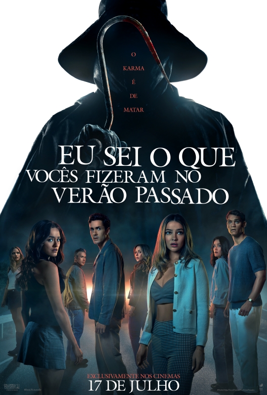 Cartaz do filme. Composição com 8 pessoas brancas e, em maior proporção, a silhueta de uma pessoa de roupas, luvas, capa e chapéu pretos. A pessoa em silhueta segura um grande gancho ensanguentado na mão direita. O rosto está oculto pela sombra. As oito pessoas estão na parte inferior do cartaz e são jovens. São cinco garotas e três rapazes, que estão em uma estrada tomada por uma fina névoa. Com expressões tensas, olham em direções diferentes. Sobre o rosto da pessoa em silhueta, em letras vermelhas: 