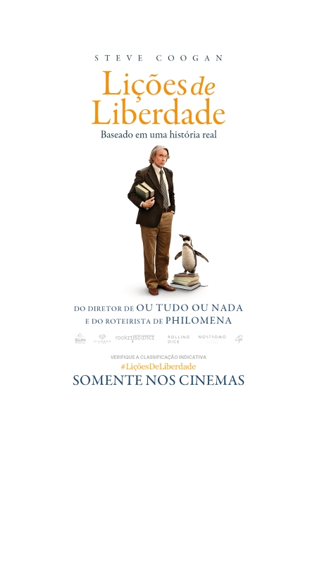 Cartaz do filme. No centro da imagem com fundo todo branco, um homem branco de meia-idade está em pé. Ele tem cabelos grisalhos, lisos e um pouco acima dos ombros. Usa paletó marrom, camisa branca, gravata escura, calça cáqui e sapatos marrons. Com a mão direita, ele segura dois grossos livros contra a lateral do corpo. A mão esquerda está no bolso da calça. Ao lado do homem, no lado direito da imagem, está um pinguim de pé sobre alguns livros empilhados. O pinguim está com as asas ligeiramente abertas e a cabeça voltada para o homem. Na parte superior do cartaz, em letras finas e pretas, está o nome do ator: “Steve Coogan”. Abaixo, em letras maiores e amarelas, o título: “Lições de Liberdade”. Logo abaixo, em preto: “Baseado em uma história real”. Na parte inferior da imagem: “Do diretor de Ou Tudo ou Nada e do roteirista de Philomena”.