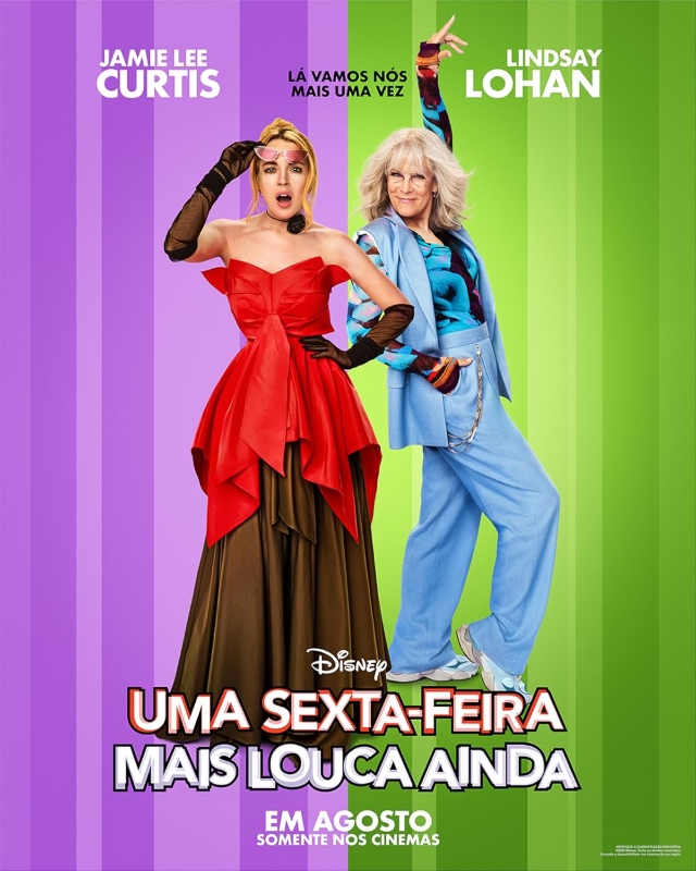 Cartaz de divulgação do filme. Ao centro, duas mulheres brancas estão em pé, vistas de corpo inteiro. O fundo é composto por faixas verticais coloridas em tons de roxo, na metade esquerda, e de verde, na direita. À esquerda, Lindsay Lohan, está boquiaberta, segurando erguidos, junto à testa, os óculos de lentes cor de rosa. Ela usa luvas pretas que vão até os cotovelos e um vestido longo e sem mangas, com a parte superior vermelha e a saia preta. Seus cabelos loiros estão presos no alto da cabeça com mechas soltas nas laterais. À direita, Jamie Lee Curtis sorri, com a mão esquerda levantada e a direita no bolso da calça. Usa óculos de grau, um colete azul-claro por cima da camiseta estampada em azul e preto, calça da mesma cor do colete e tênis branco. Ela tem o cabelo loiro bem claro e na altura dos ombros. Na parte superior do cartaz, em branco, o nome das atrizes. Ao centro, em preto: 
