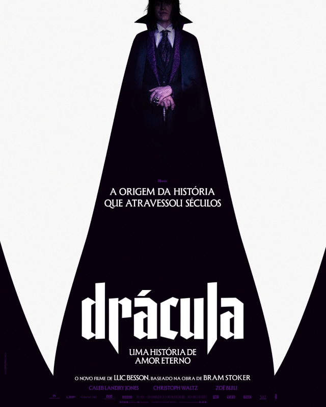 Cartaz de divulgação do filme. Ilustração de uma figura masculina de pé. O fundo é branco. O homem usa uma longa capa preta com gola alta e forro roxo. Está de terno e gravata, tem pele branca, cabelos pretos compridos e lisos. As mãos estão cruzadas à frente do corpo, com vários anéis nos dedos. A cabeça dele está no topo da imagem. A capa prolonga-se e alarga-se em forma triangular até a base do cartaz. No centro da imagem, sobre a parte inferior da capa, em letras brancas: “A origem da história que atravessou séculos”. Na parte inferior, o título “Drácula”, em letras brancas grandes e com tipografia estilizada em linhas retas e ângulos agudos. Logo abaixo, em letras menores: “Uma história de amor eterno. O novo filme de Luc Besson, baseado na obra de Bram Stoker”.