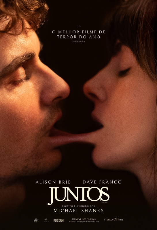 Cartaz de divulgação do filme. Um homem e uma mulher estão frente à frente, vistos do pescoço para cima, de olhos fechados, com as bocas abertas e com os lábios inferiores colados e esticados. São pessoas brancas. À esquerda, o homem tem cabelo castanho, curto e ondulado, sobrancelhas grossas e barba por fazer. A mulher, à direita, tem o cabelo preto e liso. Na parte superior central do cartaz, em letras brancas pequenas: “O melhor filme de terror do ano”. Na parte inferior central, em letras brancas, estão os nomes “Alison Brie” e “Dave Franco. Abaixo, em letras maiores, está o título: “Juntos”. Mais abaixo: “Escrito e dirigido por Michael Shanks”.