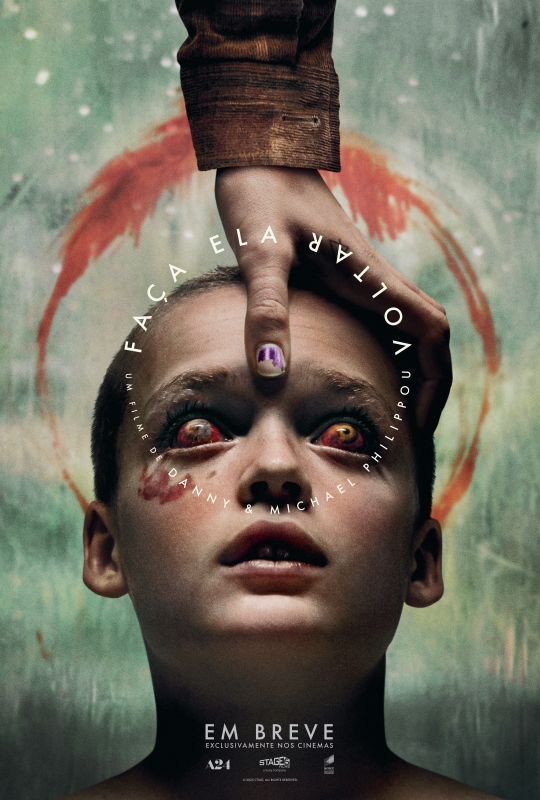 Cartaz de divulgação do filme. No centro da imagem, o rosto de uma criança branca, vista de frente, com os olhos arregalados e voltados para cima. A criança tem o cabelo loiro raspado bem curto e uma mancha avermelhada na maçã direita do rosto. Os olhos estão vermelhos. A íris direita é azul e opaca; a esquerda é amarelada. A boca está entreaberta. Vinda de cima, uma mão de pele branca está sobre a cabeça da criança. O dedão, com esmalte roxo descascado, está posicionado entre as sobrancelhas. Ao fundo, em uma parede esverdeada, está desenhada em vermelho um círculo, posicionado atrás da cabeça da criança, como uma auréola. No centro da imagem, com letras brancas dispostas formando um círculo, o título“Faça ela voltar” e a frase “Um filme de Danny & Michael Philippou”.