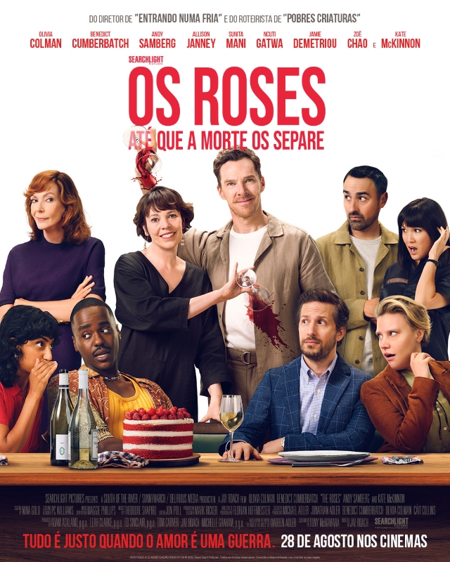 Cartaz do filme “Os Roses: Até Que a Morte os Separe”. Em frente a um fundo branco, o elenco principal aparece reunido atrás de uma mesa com taças, garrafas de vinho e um bolo de morango. No centro, um homem branco veste uma camisa clara. Com expressão relaxada, derrama uma taça quebrada de vinho na mulher ao lado. Ela é branca de cabelos pretos.  Sorri e também derruba uma taça de vinho na roupa dele. Ao redor deles, os demais personagens demonstram surpresa, espanto ou ironia. Acima, em letras grandes vermelhas, lê-se o título: “OS ROSES” e, logo abaixo, o subtítulo: “Até que a morte os separe”.
