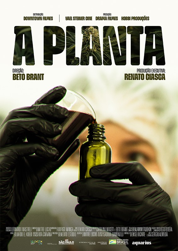 Cartaz de divulgação do filme. Usando luvas pretas, uma pessoa despeja um líquido verde escuro de um recipiente translúcido para um frasco verde. O rosto da pessoa é visto ao fundo, em desfoque. Ela usa máscara que cobre nariz e boca e touca, ambas brancas. Na parte superior do cartaz: “A planta. Direção: Beto Brant. Produção executiva: Renato Ciasca”. Todas as letras são preenchidas por imagens da planta da Cannabis.