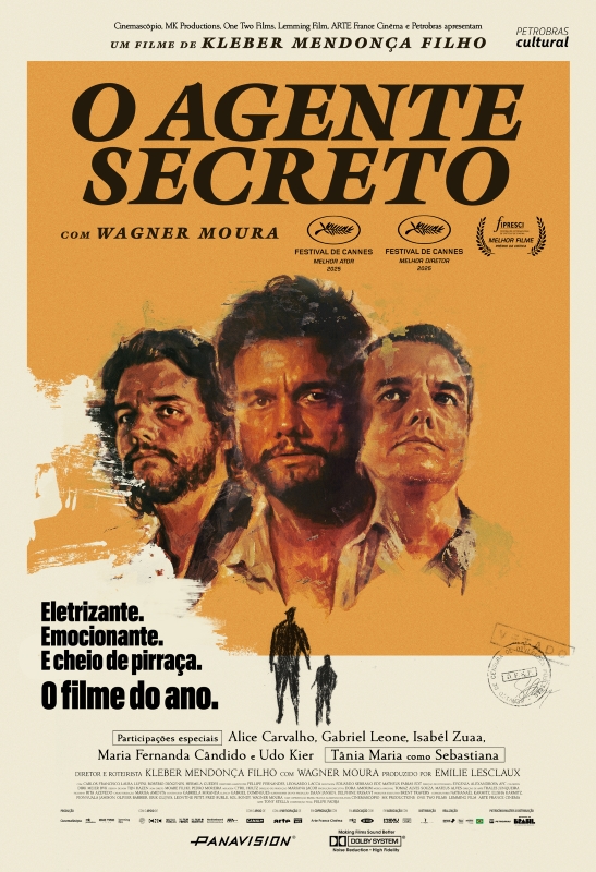 Cartaz de divulgação do filme. Fundo alaranjado com textura semelhante a tinta aplicada sobre papel. Na parte superior central, aparecem três fotos de um mesmo homem branco. Da esquerda para a direita, com barba espessa e cabelos castanhos na altura do pescoço; cabelos menores e barba cheia; cabelos curtos e penteados, sem barba. Abaixo, a ilustração de um homem e uma criança. Na parte superior do cartaz, em letras pretas, “Um filme de Kleber Mendonça Filho”. Logo abaixo, em letras grandes, está o título “O agente secreto”. Abaixo do título, em letras menores, lê-se “Com Wagner Moura”. Na parte inferior, à esquerda, em letras pretas: 