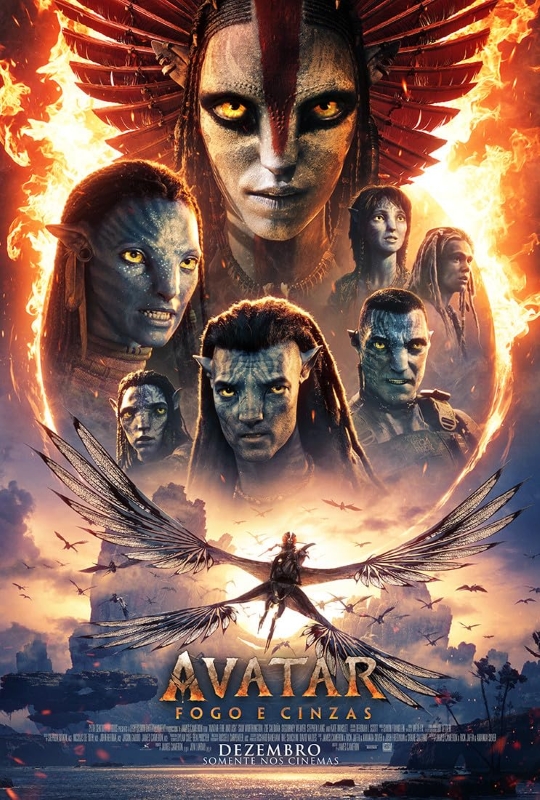 Cartaz de divulgação do filme. Ilustração em computação gráfica. A composição central reúne oito avatares, personagens humanoides de pele azul, distribuídos em diferentes posições dentro de um círculo de fogo. As figuras têm listras mais escuras no rosto, olhos amarelos, orelhas pontudas e cabelos escuros trançados. No topo, há uma figura feminina de pele azul acinzentada, com marca vermelha vertical no centro do rosto e um adorno na cabeça de penas vermelhas escuras. Abaixo dela, está o restante dos avatares, distribuídos ao redor do círculo: três à esquerda e três à direita. Eles variam em gênero e formato facial, todos com expressões tensas. Na parte inferior do cartaz, há uma criatura alada de grande porte, vista de costas e voando sobre uma paisagem com estruturas rochosas elevadas. As asas têm membranas finas e longas, com ramificações terminadas em longas penas brancas. Montado na criatura está um avatar, segurando rédeas. Ao redor, há várias outras criaturas aladas menores, espalhadas pelo céu arroxeado, com nuvens entres as montanhas. Abaixo, está o título “Avatar - Fogo e Cinzas”, em letras douradas.