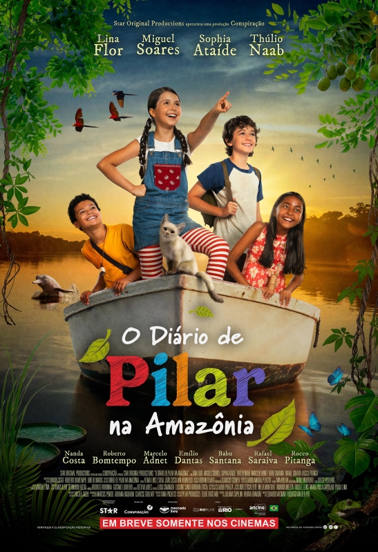 Cartaz de divulgação do filme. Ao centro, um pequeno barco de madeira flutuando sobre um rio que se estende até um céu azul e laranja, com pássaros voando. Dentro do barco estão quatro crianças e um gato. Da esquerda para a direita: um menino negro, com cabelos curtos castanhos. Ele está sorrindo e usa uma camiseta amarela com alça marrom transversal. Menina branca, com cabelos castanhos presos em duas tranças, usa jardineira azul com camiseta branca e meia-calça com listras vermelhas; ela está em pé, apontando para a frente. Menino branco e sorridente, com cabelos castanhos e curtos, camiseta branca de mangas azuis e mochila nas costas. Menina negra, com cabelos longos e escuros e vestido vermelho com estampa de flores brancas.O gato tem pelagem branca e marrom e está sentado na proa. Nas laterais, uma vegetação densa com folhas verdes forma uma moldura natural. Na parte superior do cartaz, em letras claras, os nomes: “Lina Flor”, “Miguel Soares”, “Sophia Ataíde” e “Thúlio Naab”. No centro inferior, o título: “O Diário de Pilar na Amazônia”. A palavra “Pilar” aparece em letras coloridas. 
